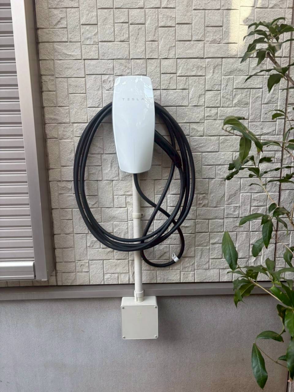 【東京都杉並区】M様邸にテスラ車専用充電器ウォールコネクターを設置しました！